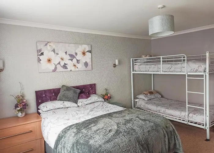 Esplanade Court Apartment With Communal Seasonal Heated Pool