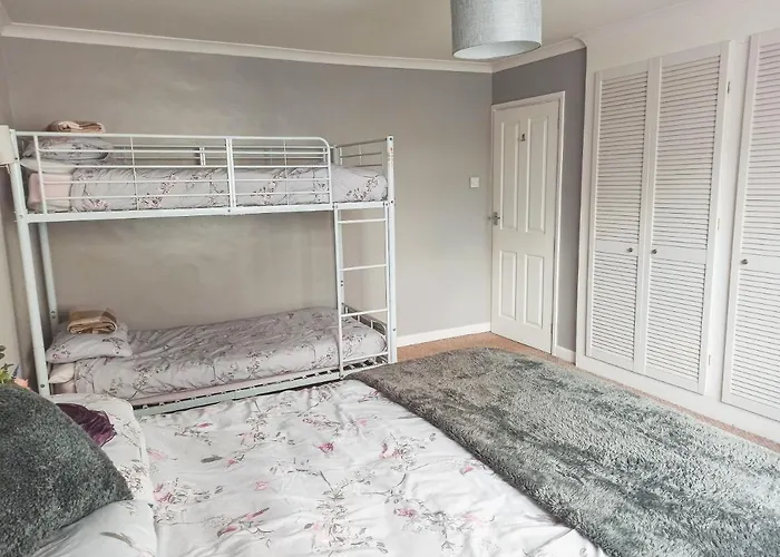 Esplanade Court Apartment With Communal Seasonal Heated Pool