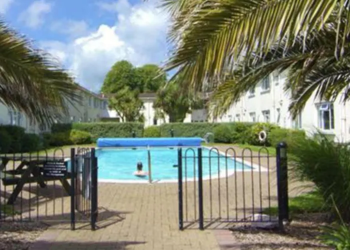 Esplanade Court Apartment With Communal Seasonal Heated Pool